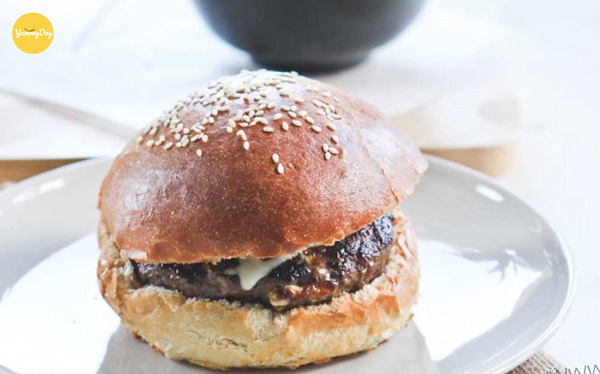 Bánh mì hamburger bò trứng quá ư hấp dẫn