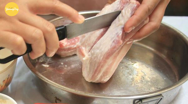 Rửa sạch và khứa nhẹ lên miếng thịt ba chỉ