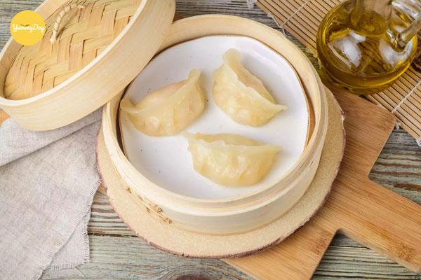 Bắt tay vào làm món hoành thành tôm thịt hấp thôi nào