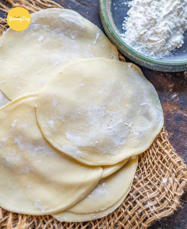 Dùng khuôn tạo hình vỏ bánh