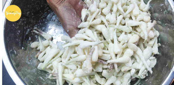 Trộn củ kiệu với phèn chua