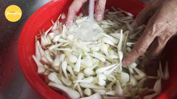 Xả củ kiệu lại vài lần với nước