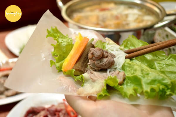 Cuốn thịt bò và ăn kèm rau sống khác