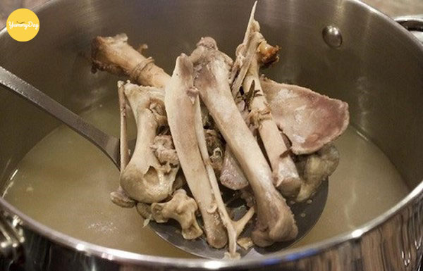 Nấu nước dùng cho lẩu trứng vịt lộn