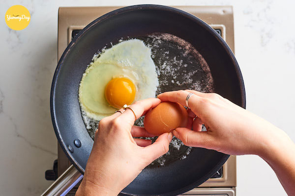 Ốp la trang trí mì xào trứng hấp dẫn