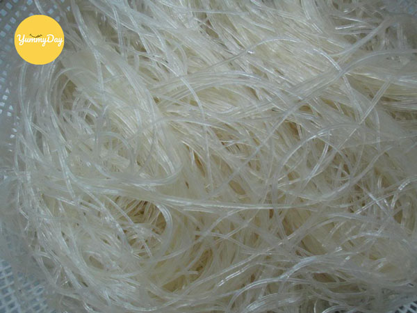 Ngâm miến trong nước cho nở ra