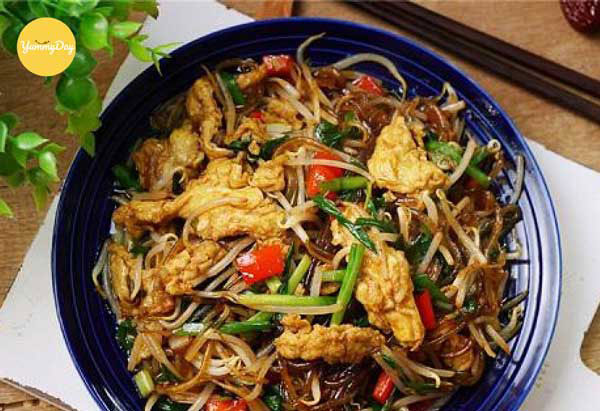 Thành phẩm miến xào thập cẩm trứng thịt ngon mắt