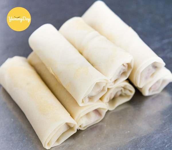 Cuốn bánh chả giò khoai môn đã sẵn sàng đem đi chiên