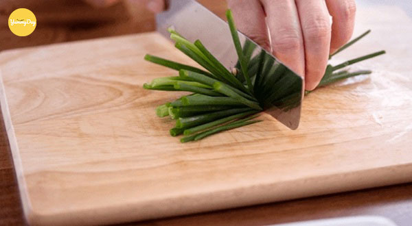 Hành lá rửa sạch rồi đem cắt khúc