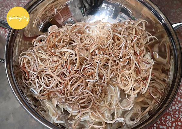 Cho tai heo và bắp chuối vào trộn đều