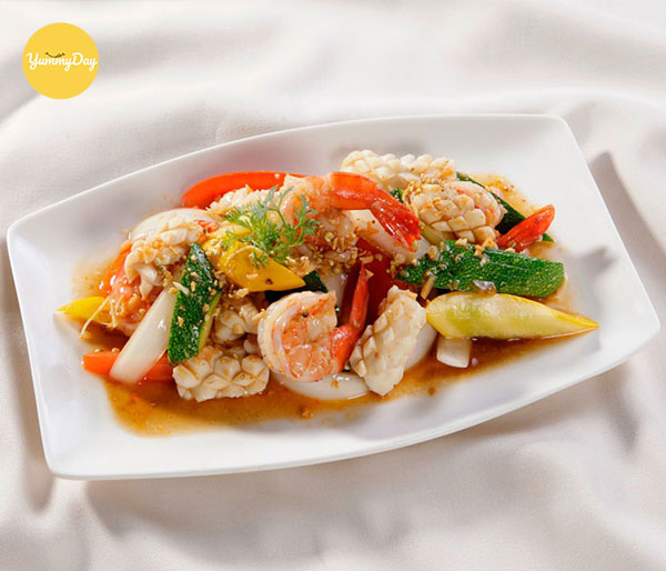 Món mực xào thập cẩm thơm ngon