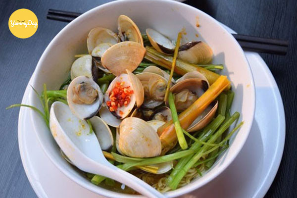 Bày nghêu hấp Thái ra tô và thưởng thức lúc nóng
