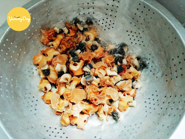 Rửa thịt ốc bươu sạch sẽ
