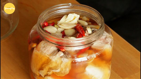 Tiến hành ngâm thịt trong lọ thuỷ tinh
