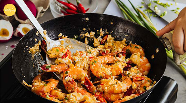 Chiên tôm với sốt trứng muối