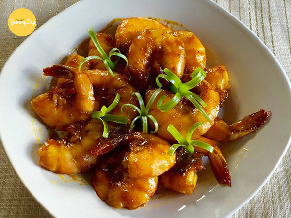 Tôm rang me chua cay xuất sắc hơn khi ăn kèm cơm nóng