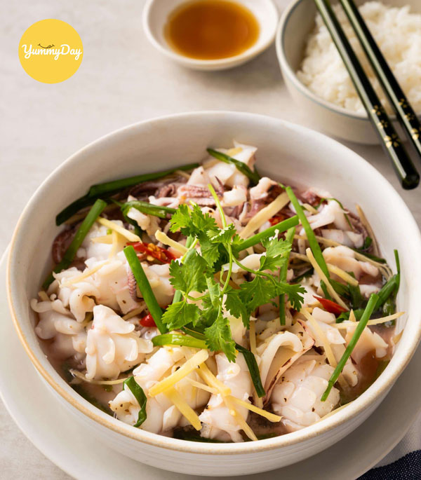 Xếp mực ra dĩa và rắc gừng, ớt, hành cùng các gia vị