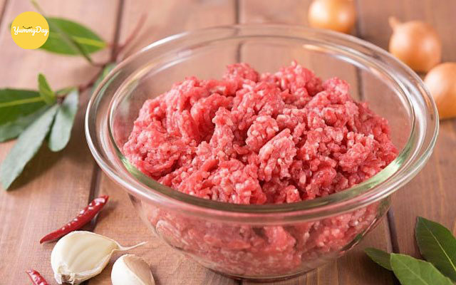 Bạn chuẩn bị khoảng 300gr thịt lợn xay nhuyễn