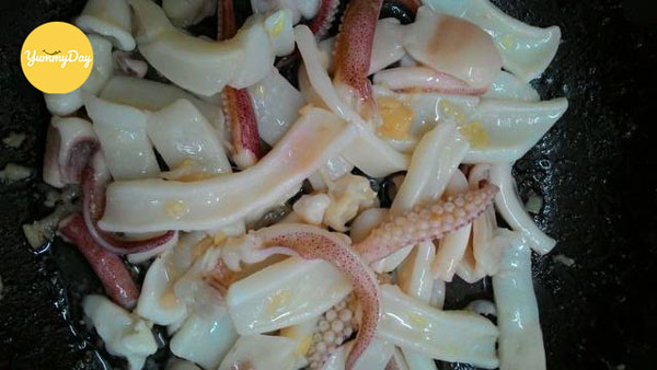 Tiến hành xào mực