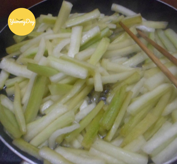 Chần bí đao xanh khoảng 1-2 phút