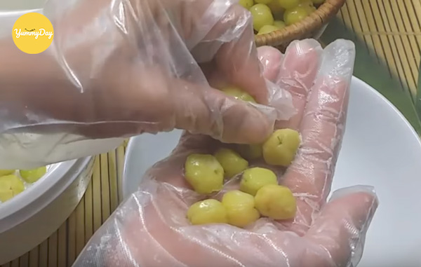Loại bỏ phần cuống của chùm ruột
