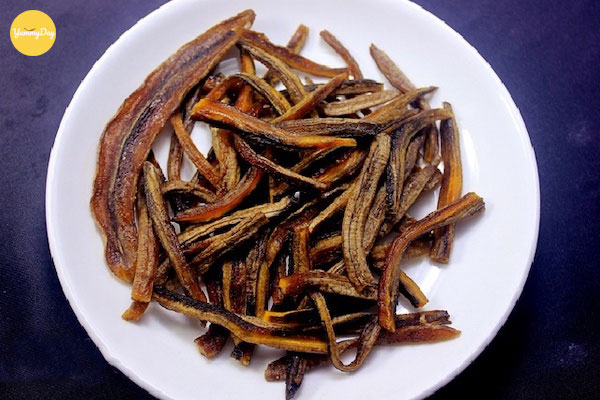 Chuối sau khi cắt nhỏ và phơi khô