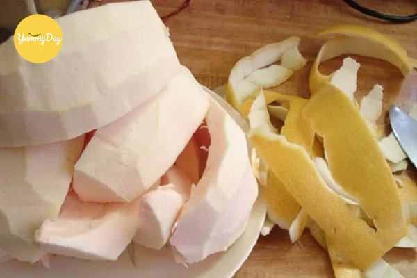 Gọt vỏ và cùi bưởi ra để riêng