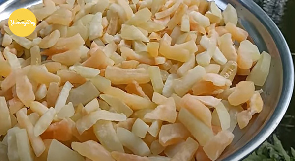 Phơi nắg để mứt cùi bưởi được ráo