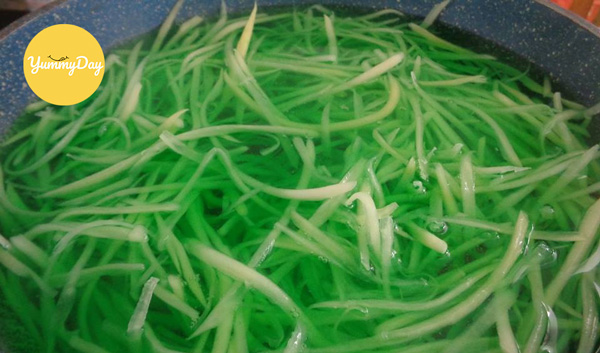 Ngâm đu đủ bào với nước lá dứa