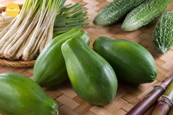 Chuẩn bị 1 trái đu đủ xanh ngon
