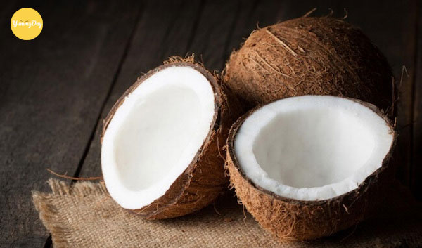 Tách vỏ cứng từ dừa ra