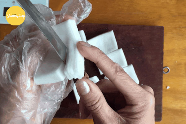 Tiến hành thái cùi dừa tạo hình hoa cúc