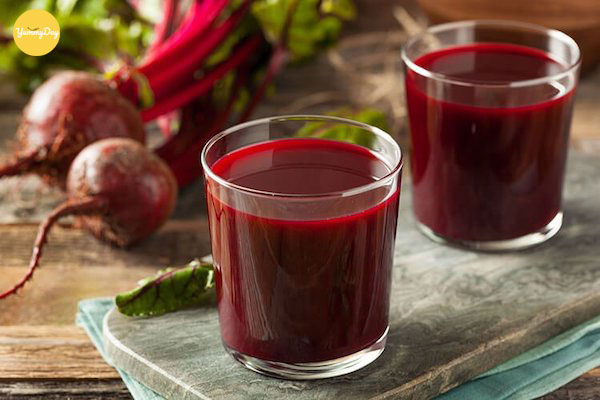 Ép củ dền thành nước để tạo màu