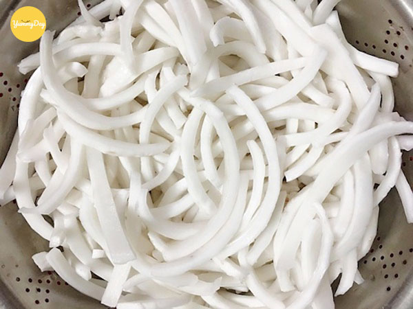 Thái cơm dừa thành sợi