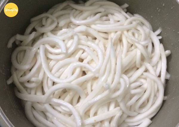 Ướp cơm dừa với đường