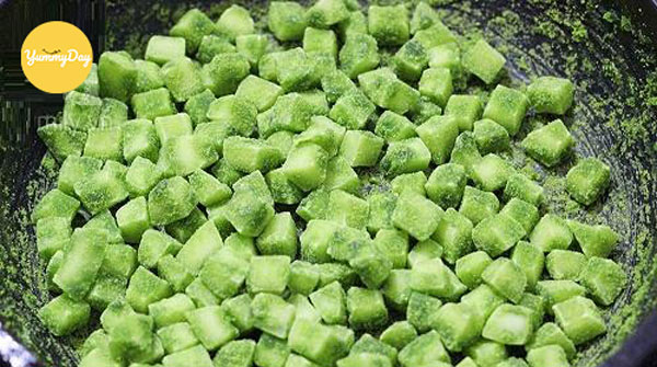 Sên lại mứt dừa với đường mịn khô