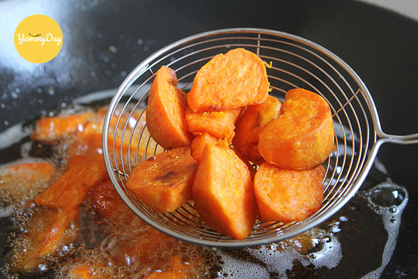 Trụng sơ khoai lang vài phút