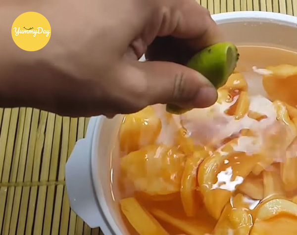 Ngâm mít cũng với một ít nước cốt chanh