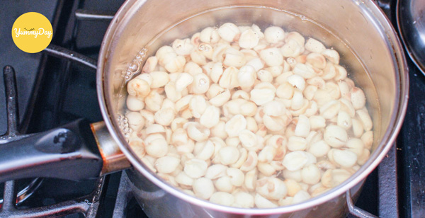 Luộc hạt sen trong khoảng 15 phút