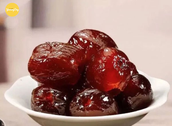 Mứt táo ngọt với màu đỏ óng ánh đẹp mắt