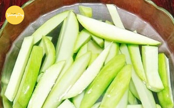 Ngâm sạch xoài với nước muối loãng