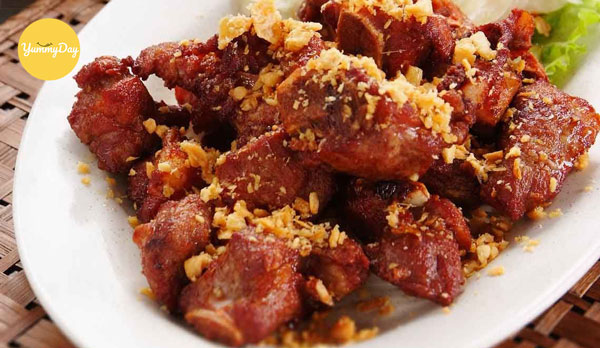 Thành phẩm món nầm lợn chên tỏi ớt