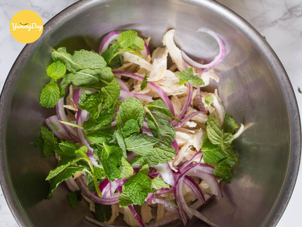 Trộn nộm gà xé hành tây với lá quế