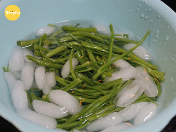 Rau muống ngâm nước đá để giữ độ giòn