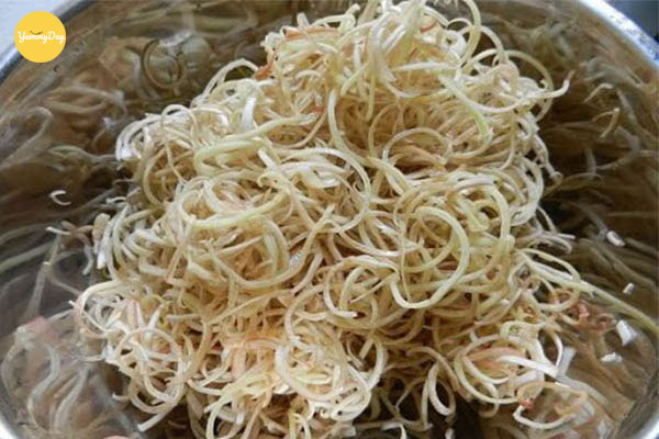 Ngâm hoa chuối cùng chanh và muối sẽ giúp hoa chuối không bị thâm đen
