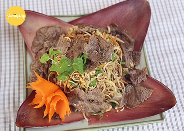 Cách ăn món nộm hoa chuối bắp bò