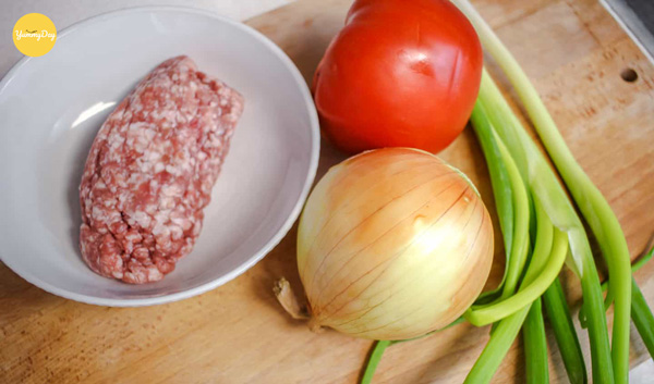 Nguyên liệu làm nước sốt cà chua thịt bằm ăn bánh mì chả lụa