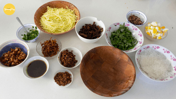 Các nguyên liệu chuẩn bị làm bánh tráng trộn sốt me