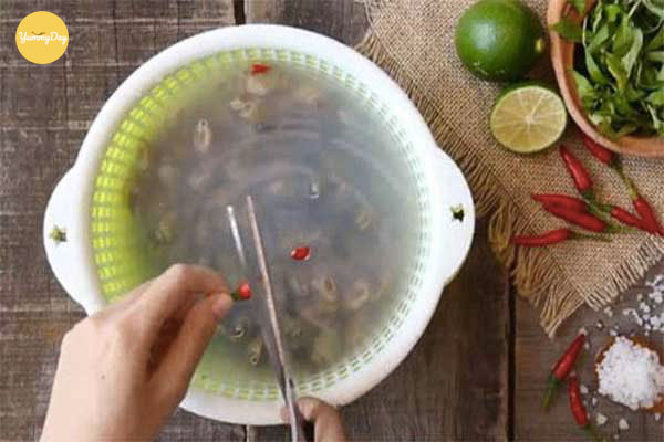 Ngâm muối và ớt để rửa sạch ốc