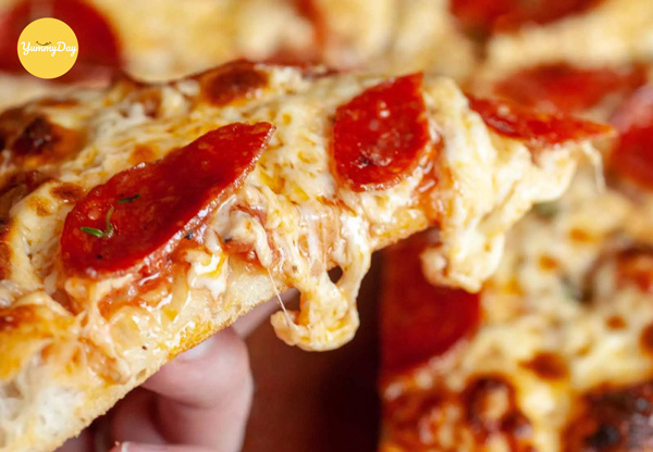 Chiếc bánh pizza đầy phô mai béo ngậy